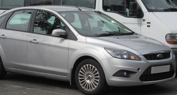 Въпреки че и двата модела от 2006 г. и 2008 г. бяха високо оценени, Focus наистина щеше да влезе в силата си едва през последните години на това поколение. Случи се през моделната 2010, която е втората класирана тук, ако търсите употребяван Focus. Не само отчетените проблеми за този модел намаляха, но и оценките на клиентите за него се повишиха

Шофьорите на Cars.com дадоха 4,5 от пет звезди, цитирайки комфортното усещане при возене и по-модерната му мултимедийна система. В Kelley Blue Book клиентите стигнаха още по-високо - 4,6 звезди. Докато потребителската оценка на Edmunds остана 4,4 звезди. Но нито един шофьор не му е дал преглед с една звезда на този сайт.

JD Power също беше съгласен. Всъщност тази моделна година е най-добре оцененият Focus с общ резултат от 81 от 100. Това го прави единственият модел, получил над 80. Неговият резултат за качество и надеждност беше дори по-добър с 85. В много отношения , Focus 2010 може би трябва да е първи в списъка ви.